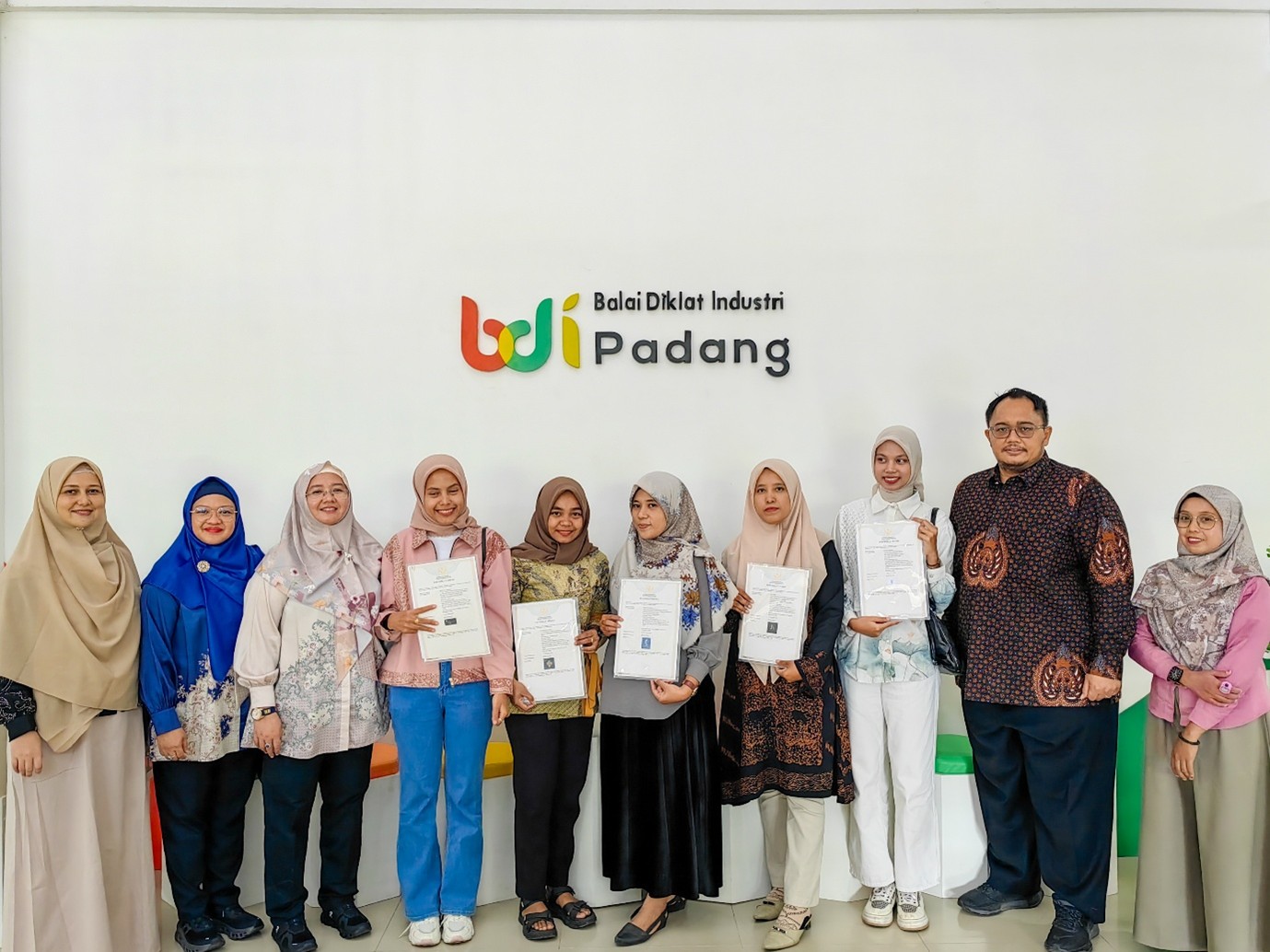 6 Tenant Inkubator Bisnis BDI Padang Terima Sertifikat Merek HAKI: Bukti Nyata IKM Sumbar Siap Bersaing Secara Global!