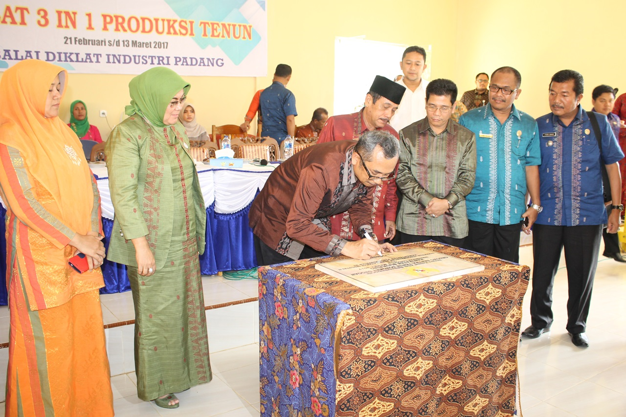 Percepatan Ekonomi Melalui Peningkatan SDM di Sentra Tenun Unggan