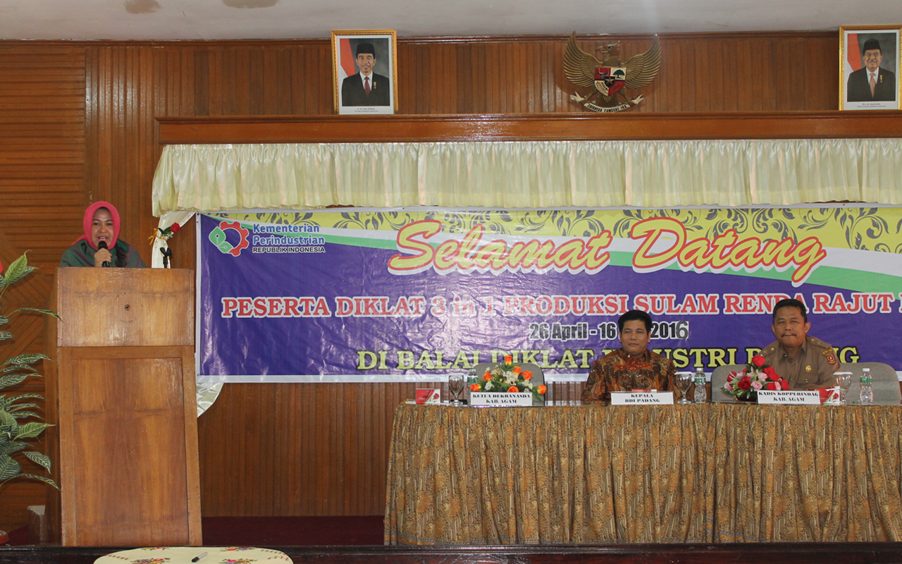 Balai Diklat Industri Padang Berkomitmen Dalam Menumbuhkembangkan Industri Sulam Renda Rajut Minang di Kabupaten Agam